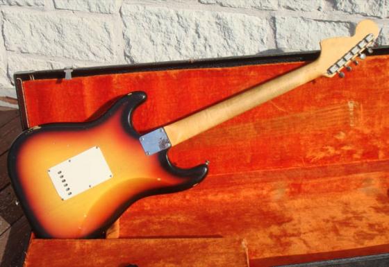 fender 1965 stratocaster back in sunburst strat